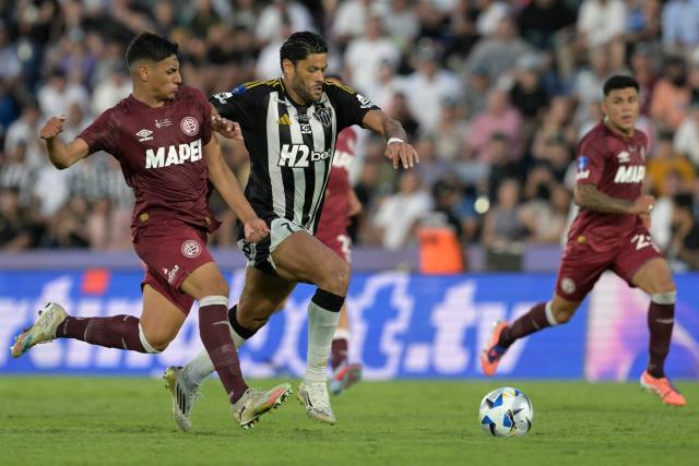 Lanus' midfielder #30 Agustin Cardozo (L) and Atletico Mineiro's forward #07 Hulk (R) fight for the ball during the Copa Sudamericana final football match between Argentina's Lanus and Brazil's Atletico Mineiro at the Defensores del Chaco stadium in Asuncion on November 22, 2025. (Photo by Juan MABROMATA / AFP)