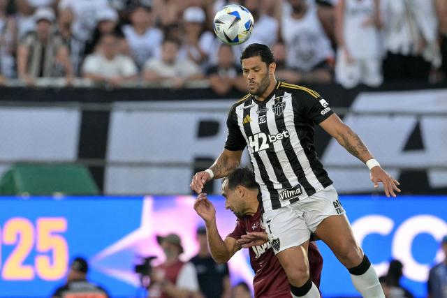 Atletico Mineiro's forward #07 Hulk heads the ball over Lanus' defender #24 Carlos Izquierdoz during the Copa Sudamericana final football match between Argentina's Lanus and Brazil's Atletico Mineiro at the Defensores del Chaco stadium in Asuncion on November 22, 2025. (Photo by Juan MABROMATA / AFP)