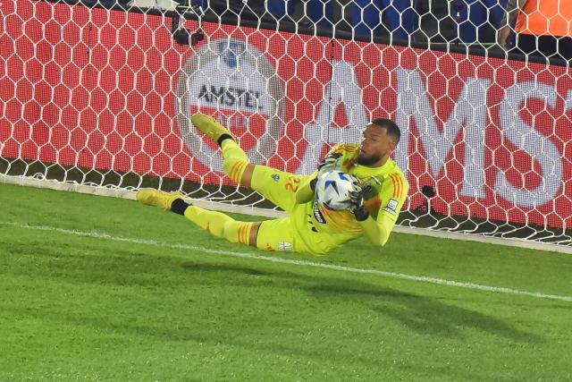 Atletico Mineiro's goalkeeper #22 Everson makes a save during the penalty shootout of the Copa Sudamericana final football match between Argentina's Lanus and Brazil's Atletico Mineiro at the Defensores del Chaco stadium in Asuncion on November 22, 2025. (Photo by JOSE BOGADO / AFP)