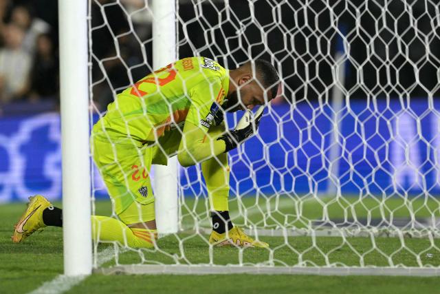 Atletico Mineiro's goalkeeper #22 Everson prays during the penalty shootout of the Copa Sudamericana final football match between Argentina's Lanus and Brazil's Atletico Mineiro at the Defensores del Chaco stadium in Asuncion on November 22, 2025. (Photo by JUAN MABROMATA / AFP)