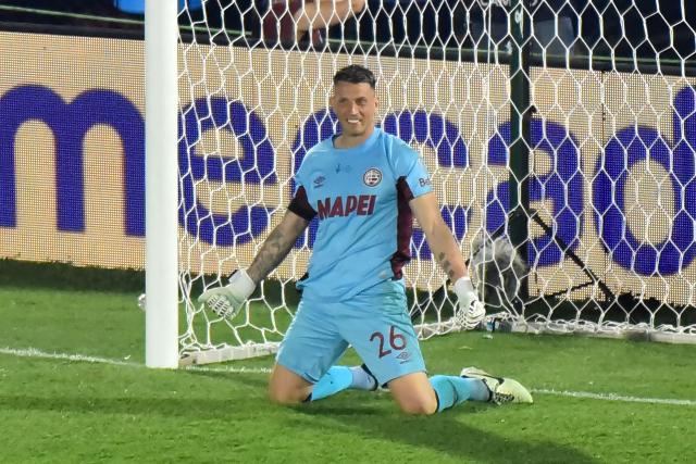 TOPSHOT - Lanus' goalkeeper #26 Nahuel Losada celebrates after stopping the shot by Atletico Mineiro's defender #14 Vitor Hugo (out of frame) to win the penalty shootout of the Copa Sudamericana final football match between Argentina's Lanus and Brazil's Atletico Mineiro at the Defensores del Chaco stadium in Asuncion on November 22, 2025. (Photo by JOSE BOGADO / AFP)
