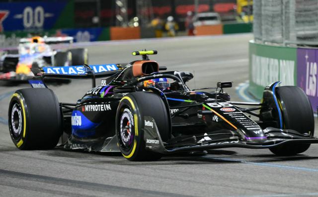 Williams' Spanish driver Carlos Sainz races during the Las Vegas Formula One Grand Prix at the Las Vegas Strip Circuit in Las Vegas, Nevada, on November 22, 2025. (Photo by Frederic J. Brown / AFP)