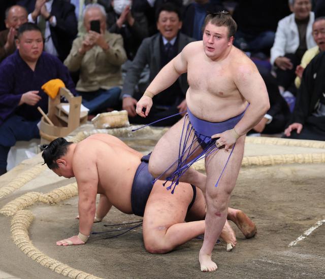 Ukrainian sumo wrestler Danylo Yavhusishyn (R), also known by his Japanese ring name Aonishiki Arata, wins the championship match by defeating Hoshoryu during the Grand Sumo Tournament in Fukuoka on November 23, 2025. (Photo by JIJI PRESS / AFP) / Japan OUT