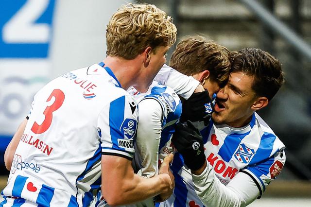SC Heerenveen's Dutch midfielder Joris van Overeem (C) celebrates with teammates after scoring his team second goal during the the Dutch Eredivisie match between SC Heerenveen and AZ Alkmaar, at the Abe Lenstra Stadium, in Heerenveen, on November 23, 2025. (Photo by Vincent Jannink / ANP / AFP) / Netherlands OUT