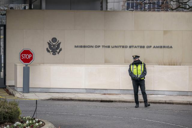 An officer of the US security stands guard at the Missions of the United States of America in Geneva, on November 23, 2025 ahead of discussions on a US plan to end the war in Ukraine. US Secretary of State Marco Rubio arrived in Geneva on November 23, 2025 morning for discussions on a US plan to end the Ukraine war, after Washington signalled room for negotiation on the controversial proposal. Ukrainian, European and Canadian officials were also gathering in the Swiss city. (Photo by Fabrice COFFRINI / AFP)