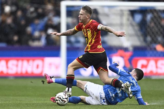 Mechelen's Swedish midfielder Fredrik Hammar (front) controls the ball past Genk's Belgian forward Jarne Steuckers (rear) during the Belgian Pro League football match between KRC Genk and KV Mechelen, at the Cegeka Arena stadium in Genk, on November 23, 2025. (Photo by Johan Eyckens / Belga / AFP) / Belgium OUT