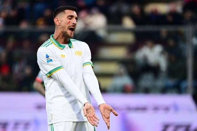 Roma’s Italian midfielder #7 Lorenzo Pellegrini reacts during the Italian Serie A football match between Cremonese and Roma at the Zini Stadium in Cremona, on November 23, 2025. (Photo by Piero CRUCIATTI / AFP)
