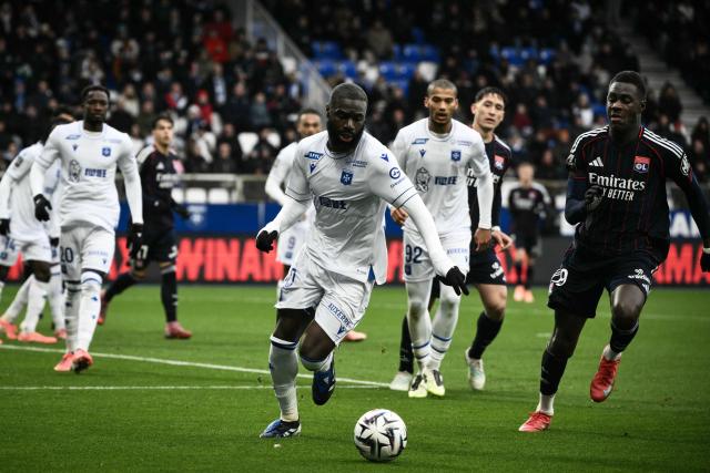 Auxerre's Malian forward #10 Lassine Sinayoko runs with the ball during the French L1 football match between AJ Auxerre and Olympique Lyonnais at the Stade de l'Abbe-Deschamps in Auxerre, central France, on November 23, 2025. (Photo by ARNAUD FINISTRE / AFP)