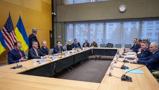US Secretary of State Marco Rubio (4th L) and US special envoy Steve Witkoff (3rd L) face the Ukrainian delegation during discussions on a US plan to end the war in Ukraine at the US Mission in Geneva, on November 23, 2025. US Secretary of State Marco Rubio arrived in Geneva on November 23, 2025 morning for discussions on a US plan to end the Ukraine war, after Washington signalled room for negotiation on the controversial proposal. Ukrainian, European and Canadian officials were also gathering in the Swiss city. (Photo by Fabrice COFFRINI / AFP)