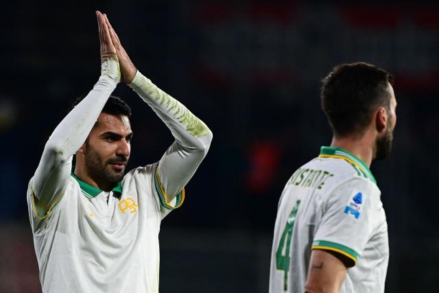 Roma’s Turkish defender #19 Zeki Celik acknowledges supporters at the end  the Italian Serie A football match between Cremonese and Roma at the Zini Stadium in Cremona, on November 23, 2025. (Photo by Piero CRUCIATTI / AFP)