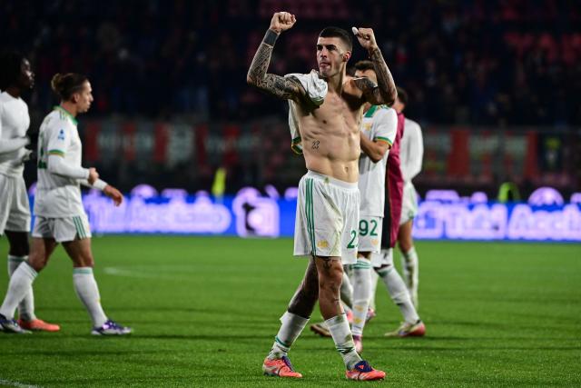 Roma’s Italian defender #23 Gianluca Mancini celebrates at the end  the Italian Serie A football match between Cremonese and Roma at the Zini Stadium in Cremona, on November 23, 2025. (Photo by Piero CRUCIATTI / AFP)