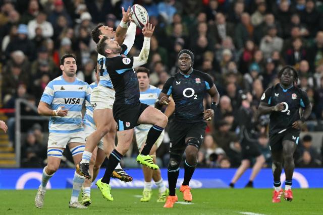 Argentina's wing Rodrigo Isgro and England's wing Elliot Daly compete for a high ball during the Autumn Nations Series international rugby union match between England and Argentina at Allianz Stadium, Twickenham, in south-west London, on November 23, 2025. (Photo by Glyn KIRK / AFP)