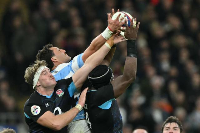 Argentina's wing Rodrigo Isgro fights with England's lock Alex Coles and England's lock Maro Itoje for a high ball during the Autumn Nations Series international rugby union match between England and Argentina at Allianz Stadium, Twickenham, in south-west London, on November 23, 2025. (Photo by Glyn KIRK / AFP)