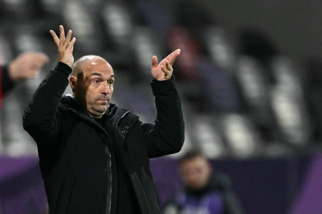 Angers' French head coach Alexandre Dujeux reacts during the French L1 football match between Toulouse FC and Angers SCO at the TFC Stadium in Toulouse, southwestern France, on November 23, 2025. (Photo by Lionel BONAVENTURE / AFP)
