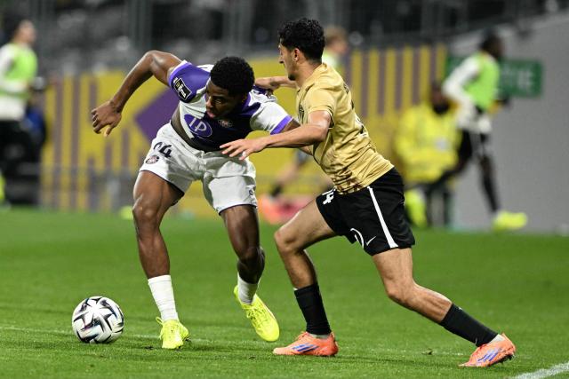 Toulouse's French defender #24 Dayann Methalie (L) fights for the ball with Angers' Moroccan midfielder #14 Yassin Belkhdim (R) during the French L1 football match between Toulouse FC and Angers SCO at the TFC Stadium in Toulouse, southwestern France, on November 23, 2025. (Photo by Lionel BONAVENTURE / AFP)