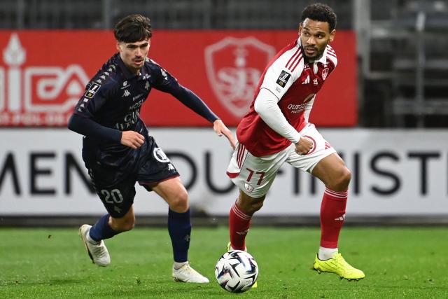 Metz's French midfielder #20 Jessy Deminguet and Brest's French defender #77 Kenny Lala fight for the ball during the French L1 football match between Stade Brestois 29 (Brest) and FC Metz at Stade Francis-Le Ble in Brest, western France, on November 23, 2025.  (Photo by JEAN-FRANCOIS MONIER / AFP)