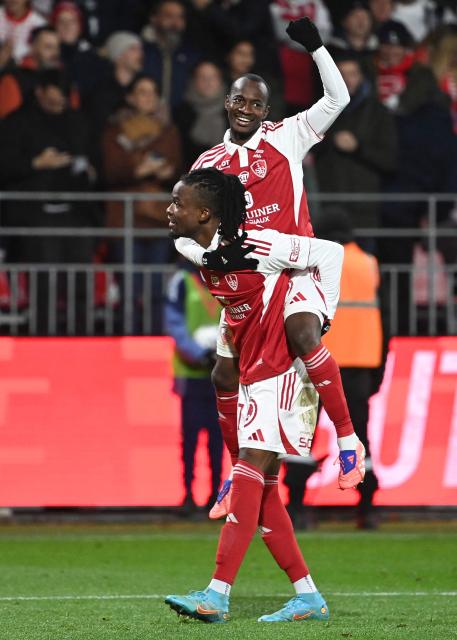 Brest's Malian midfielder #23 Kamory Doumbia (Top) celebrates with a teammate after scoring his team's second goal during the French L1 football match between Stade Brestois 29 (Brest) and FC Metz at Stade Francis-Le Ble in Brest, western France, on November 23, 2025.  (Photo by JEAN-FRANCOIS MONIER / AFP)