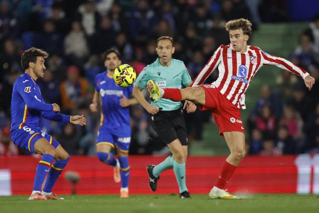 Getafe's Spanish midfielder #05 Luis Milla (L) and Atletico Madrid's Spanish midfielder #08 Pablo Barrios fight for the ball during the Spanish league football match between Getafe CF and Club Atletico de Madrid at Coliseum Alfonso Perez Stadium in Getafe on November 23, 2025. (Photo by Oscar DEL POZO / AFP)