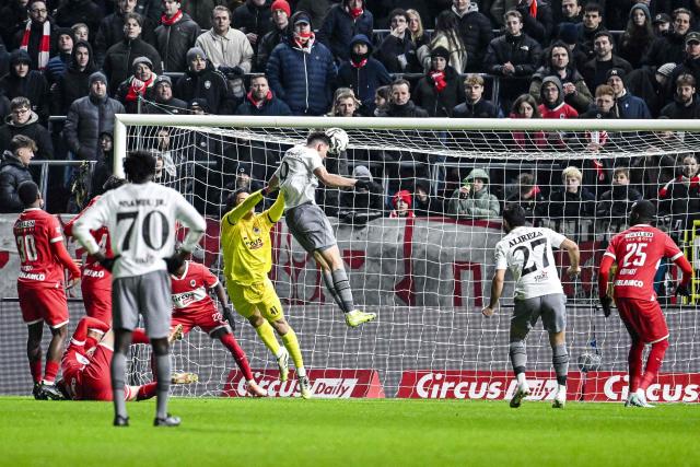 Dender's Macedonian forward #09 David Toshevski (C) heads the ball to score his team's first goal during a Belgian Pro League first division football match between Royal Antwerp FC and FCV Dender EH in Antwerp on November 23, 2025. (Photo by Tom Goyvaerts / Belga / AFP) / Belgium OUT