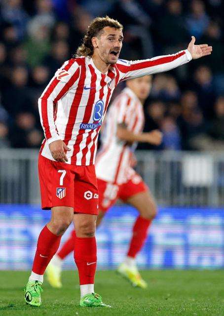 Atletico Madrid's French forward #07 Antoine Griezmann reacts during the Spanish league football match between Getafe CF and Club Atletico de Madrid at Coliseum Alfonso Perez Stadium in Getafe on November 23, 2025. (Photo by Oscar DEL POZO / AFP)
