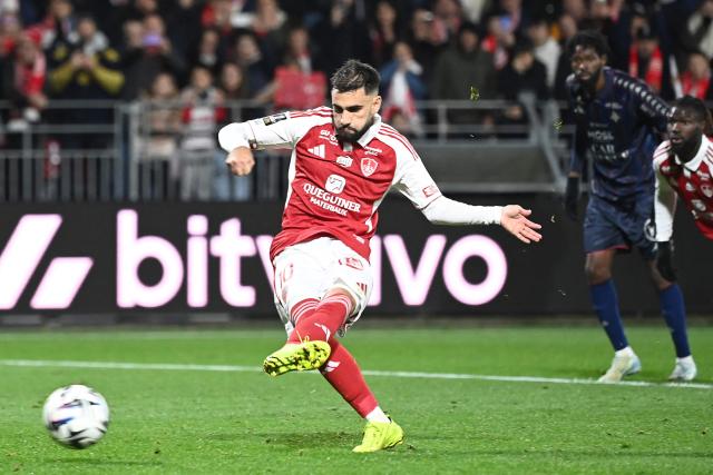 Brest's French forward #10 Romain Del Castillo shoots and scores a penalty kick during the French L1 football match between Stade Brestois 29 (Brest) and FC Metz at Stade Francis-Le Ble in Brest, western France, on November 23, 2025.  (Photo by JEAN-FRANCOIS MONIER / AFP)