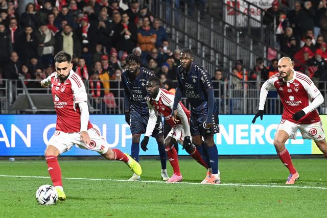 Brest's French forward #10 Romain Del Castillo shoots and scores a penalty kick during the French L1 football match between Stade Brestois 29 (Brest) and FC Metz at Stade Francis-Le Ble in Brest, western France, on November 23, 2025.  (Photo by JEAN-FRANCOIS MONIER / AFP)