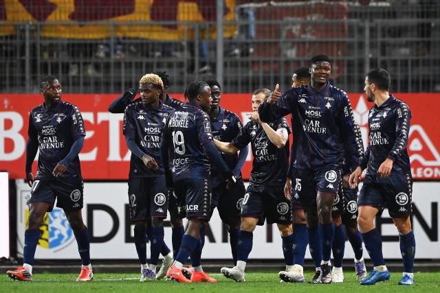 Metz's celebrates after Brest scored an own goal during the French L1 football match between Stade Brestois 29 (Brest) and FC Metz at Stade Francis-Le Ble in Brest, western France, on November 23, 2025.  (Photo by JEAN-FRANCOIS MONIER / AFP)