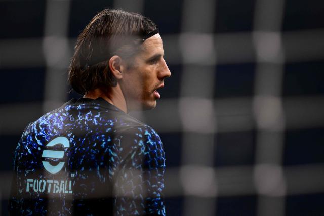 Inter Milan's Swiss goalkeeper #01 Yann Sommer looks on as he takes part in a warm-up session prior to the Italian Serie A football match between Inter Milan and AC Milan at San Siro stadium in Milan, northern Italy, on November 23, 2025. (Photo by Marco BERTORELLO / AFP)