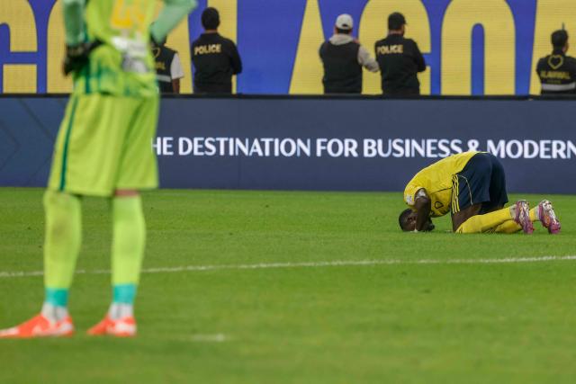 Nassr's Senegalese Forward #10 Sadio Mane (R) celebrates after scoring his team's third goal during the Saudi Pro League football match between Al-Nassr and Al-Khaleej at Al-Awwal Park in Riyadh on November 23, 2025. (Photo by Fayez NURELDINE / AFP)
