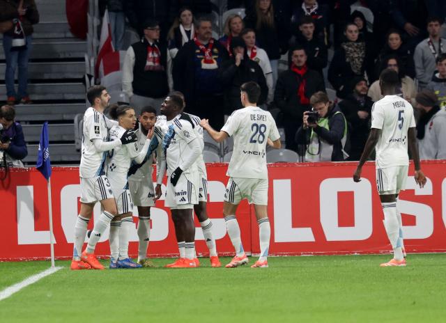 Paris FC's French forward #09 Willem Geubbels (C) is congratulated by team mates after scoring a goal during the French L1 football match between Lille (LOSC) and Paris FC at the Stade Pierre-Mauroy in Villeneuve-d'Ascq, northern France, on November 23, 2025. (Photo by Francois LO PRESTI / AFP)