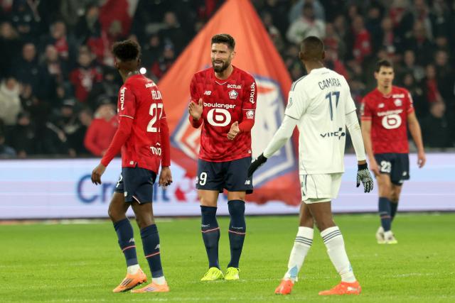 Lille's French forward #09 Olivier Giroud (C) talks to team mates after scoring a goal during the French L1 football match between Lille (LOSC) and Paris FC at the Stade Pierre-Mauroy in Villeneuve-d'Ascq, northern France, on November 23, 2025. (Photo by Francois LO PRESTI / AFP)