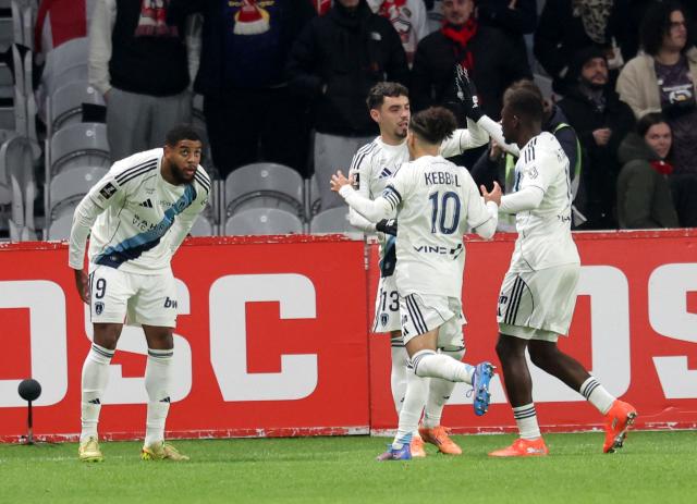 Paris FC's French forward #09 Willem Geubbels (L) celebrates with team mates after scoring a goal during the French L1 football match between Lille (LOSC) and Paris FC at the Stade Pierre-Mauroy in Villeneuve-d'Ascq, northern France, on November 23, 2025. (Photo by Francois LO PRESTI / AFP)