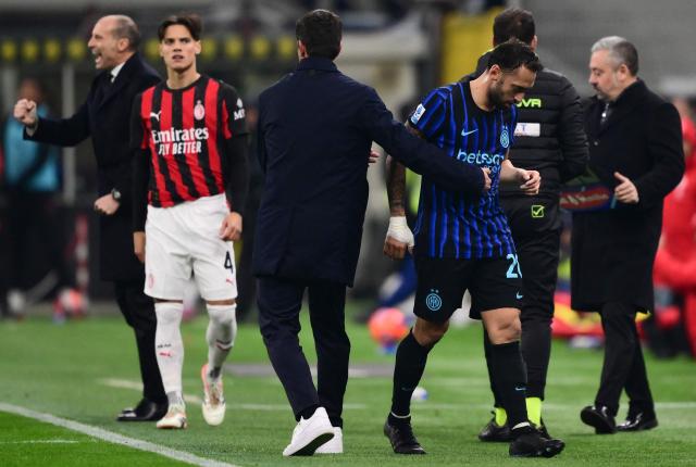 Inter Milan's Turkish midfielder #20 Hakan Calhanoglu (2nd R) leaves the pitch to be subsituted during the Italian Serie A football match between Inter Milan and AC Milan at San Siro stadium in Milan, northern Italy, on November 23, 2025. (Photo by Marco BERTORELLO / AFP)