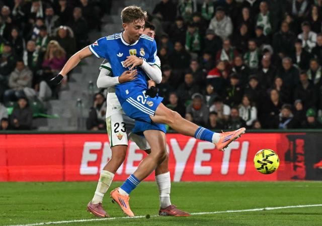 TOPSHOT - Real Madrid's Spanish defender #24 Dean Huijsen scores an equalizing goal during the Spanish league football match between Elche CF and Real Madrid CF at Martinez Valero Stadium in Elche on November 23, 2025. (Photo by JOSE JORDAN / AFP)