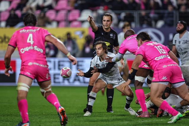Toulon's French scrum-half Clovis Le Bail passes the ball during the French Top14 rugby union match between Stade Francais Paris and RC Toulon at the Jean-Bouin Stadium in Paris on November 23, 2025. (Photo by Anne-Christine POUJOULAT / AFP)