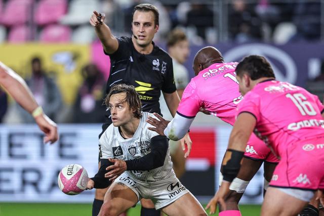 Toulon's French scrum-half Clovis Le Bail passes the ball during the French Top14 rugby union match between Stade Francais Paris and RC Toulon at the Jean-Bouin Stadium in Paris on November 23, 2025. (Photo by Anne-Christine POUJOULAT / AFP)