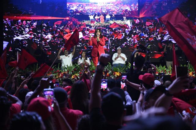 Honduras Presidential candidate for the ruling Libertad y Refundacion (LIBRE) party, Rixi Moncada delivers a speech during her closing campaign rally in Tegucigalpa on November 23, 2025. Honduras will hold presidential elections on November 30, 2025. (Photo by Orlando SIERRA / AFP)