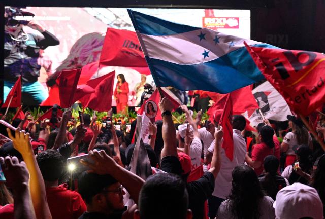 Supporters of Honduras Presidential candidate for the ruling Libertad y Refundacion (LIBRE) party, Rixi Moncada attend her closing campaign rally in Tegucigalpa on November 23, 2025. Honduras will hold presidential elections on November 30, 2025. (Photo by Orlando SIERRA / AFP)