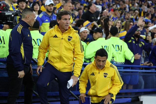 Boca Juniors' head coach Claudio Ubeda (C) enters the field before the Argentine Professional Football League 2025 Clausura Tournament round of 16 match between Boca Juniors and Talleres de Cordoba at La Bombonera Stadium in Buenos Aires on November 23, 2025. (Photo by ALEJANDRO PAGNI / AFP)