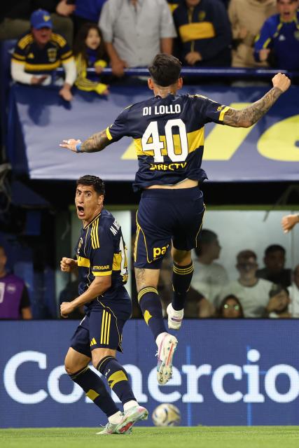 Boca Juniors' defender #40 Lautaro Di Lollo celebrates scoring his team's first goal during the Argentine Professional Football League 2025 Clausura Tournament round of 16 match between Boca Juniors and Talleres de Cordoba at La Bombonera Stadium in Buenos Aires on November 23, 2025. (Photo by ALEJANDRO PAGNI / AFP)