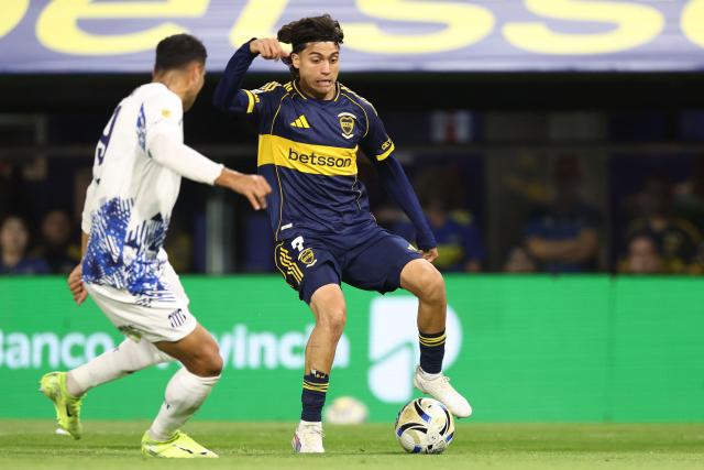 Talleres' defender #19 Jose Palomino and Boca Juniors' forward #07 Exequiel Zeballos fight for the ball during the Argentine Professional Football League 2025 Clausura Tournament round of 16 match between Boca Juniors and Talleres de Cordoba at La Bombonera Stadium in Buenos Aires on November 23, 2025. (Photo by ALEJANDRO PAGNI / AFP)