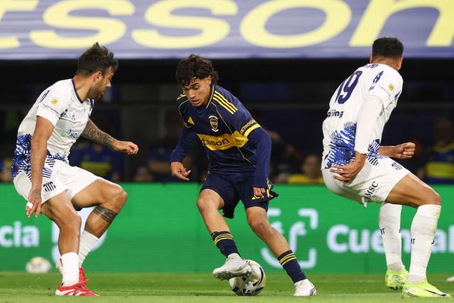 Talleres' Chilean defender #04 Matias Catalan and defender #19 Jose Palomino fight for the ball with Boca Juniors' forward #07 Exequiel Zeballos during the Argentine Professional Football League 2025 Clausura Tournament round of 16 match between Boca Juniors and Talleres de Cordoba at La Bombonera Stadium in Buenos Aires on November 23, 2025. (Photo by ALEJANDRO PAGNI / AFP)