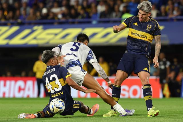 Boca Juniors' midfielder #43 Milton Delgado aand Talleres' midfielder #05 Matias Alejandro Galarza fight for the ball during the Argentine Professional Football League 2025 Clausura Tournament round of 16 match between Boca Juniors and Talleres de Cordoba at La Bombonera Stadium in Buenos Aires on November 23, 2025. (Photo by ALEJANDRO PAGNI / AFP)