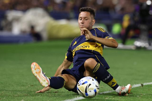 Boca Juniors' Spanish midfielder #21 Ander Herrera eyes on the ball during the Argentine Professional Football League 2025 Clausura Tournament round of 16 match between Boca Juniors and Talleres de Cordoba at La Bombonera Stadium in Buenos Aires on November 23, 2025. (Photo by ALEJANDRO PAGNI / AFP)