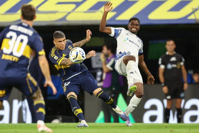 Boca Juniors' defender #32 Ayrton Costa and Talleres' Colombian forward #18 Luis Angulo fight for the ball during the Argentine Professional Football League 2025 Clausura Tournament round of 16 match between Boca Juniors and Talleres de Cordoba at La Bombonera Stadium in Buenos Aires on November 23, 2025. (Photo by ALEJANDRO PAGNI / AFP)