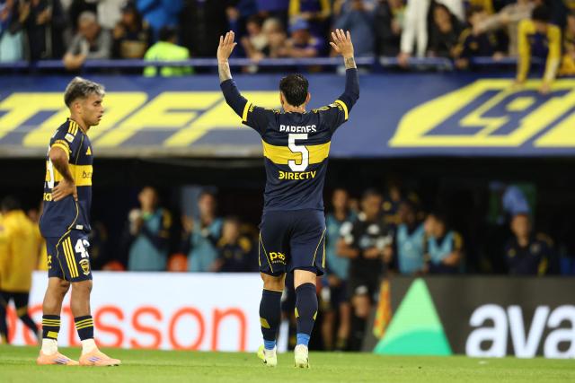Boca Juniors' midfielder #05 Leandro Paredes leaves the pich during the Argentine Professional Football League 2025 Clausura Tournament round of 16 match between Boca Juniors and Talleres de Cordoba at La Bombonera Stadium in Buenos Aires on November 23, 2025. (Photo by ALEJANDRO PAGNI / AFP)