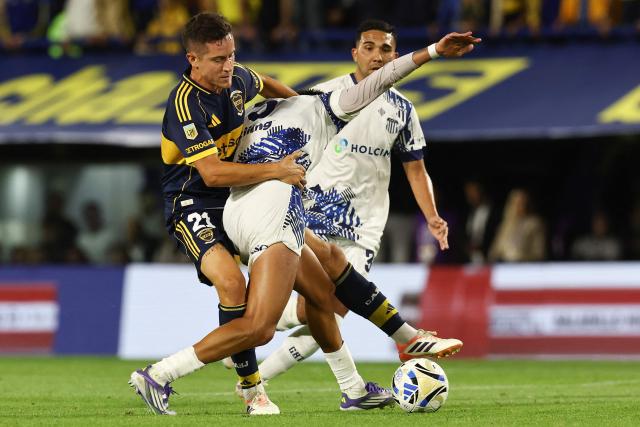 Boca Juniors' Spanish midfielder #21 Ander Herrera and Talleres' midfielder #05 Matias Alejandro Galarza fight for the ball during the Argentine Professional Football League 2025 Clausura Tournament round of 16 match between Boca Juniors and Talleres de Cordoba at La Bombonera Stadium in Buenos Aires on November 23, 2025. (Photo by ALEJANDRO PAGNI / AFP)