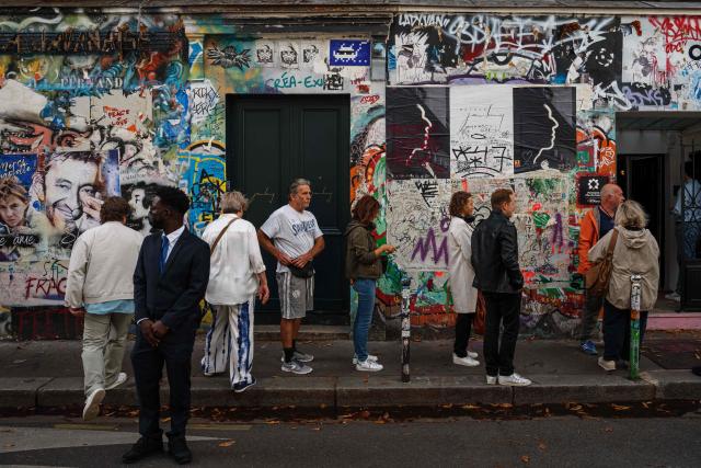 (FILES) Visitors stand in front of the "Maison Gainsbourg", the home of French singer, songwriter and actor Serge Gainsbourg, on the day of its opening to the public in Paris on September 20, 2023. The court rules on the takeover bids for Maison Gainsbourg, which is under judicial reorganization, in Paris, on November 26, 2025. (Photo by Dimitar DILKOFF / AFP)
