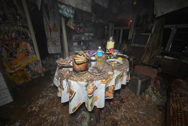 This photo shows a general view of a room inside a house that was partially destroyed by a Russian drone strike in Kharkiv late on November 23, 2025, amid the Russian invasion of Ukraine. A Russian drone strike on the major Ukrainian city of Kharkiv killed four people and wounded 17 on November 23, its mayor said. The attack came as US, Ukrainian and European officials were in Geneva to discuss a proposal to end the nearly four-year war in Ukraine, which began when Russia launched a full-scale invasion. (Photo by SERGEY BOBOK / AFP)