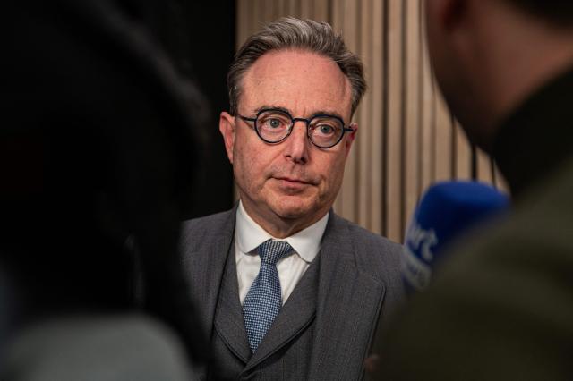 Belgium's Prime Minister Bart De Wever speaks to the media following a press conference to announce an agreement on the budget after a meeting with Ministers of Belgium's Federal Government, on November 24, 2025 in Brussels on the first day of a 72 hours strike in the country. Trains cancelled, flights cancelled, nurseries closed: Belgium is preparing on November 24 for three days of strikes against the reforms planned by the De Wever government. (Photo by EMILE WINDAL / Belga / AFP) / Belgium OUT